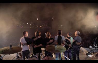 Le groupe de musique La Chicane sur scène devant la foule.