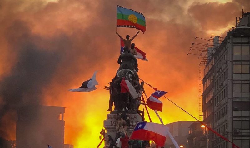 La photo emblématique des manifestations au Chili en 2019, point de départ de cette votation. Photo : Susana Hidalgo
