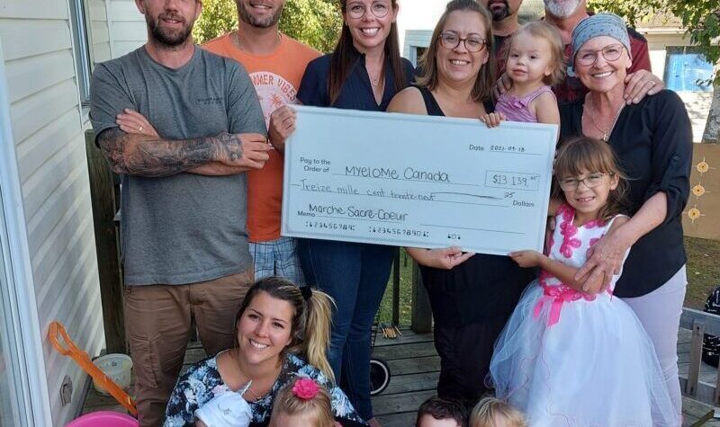 Famille de Carole Desgagnés à l'extérieur tenant un chèque remis à Myélome Canada d'un montant de 13 139, 25$