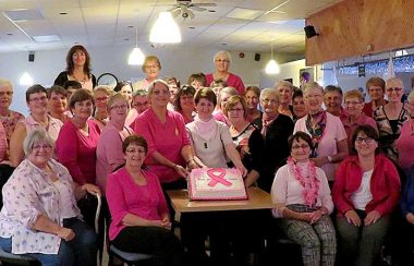 Des femmes habillées en rose.