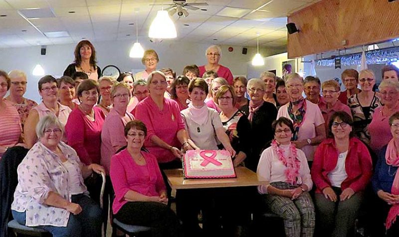 Des femmes habillées en rose.