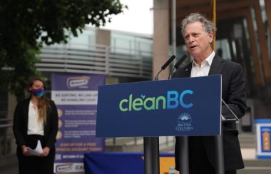 Le ministre Britanno-Colombien de l’Environnement et de la Stratégie sur le changement climatique, George Heyman, a annoncé plusieurs améliorations du système de recyclage provincial. Photo : Gouvernement de la Colombie-Britannique