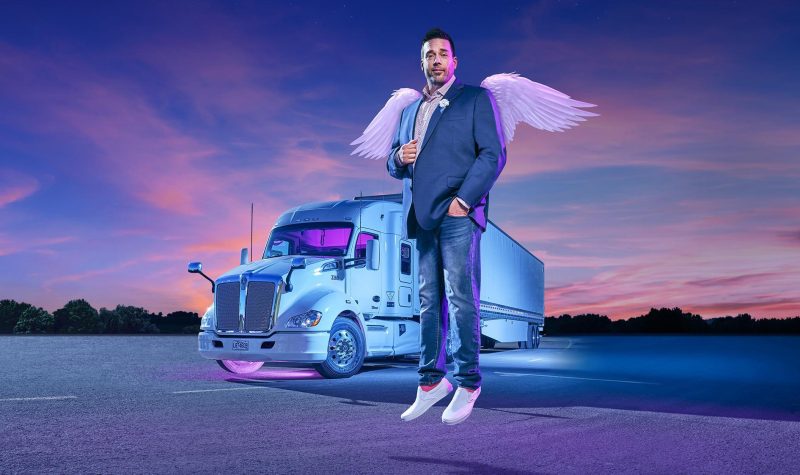 On aperçoit l'animateur de l'émission « Cœur de trucker » P-A Méthot affublé des ailes d'un ange photographié devant un camion semi-remorque. L'ensemble de la photo à une teinte bleu et violette.