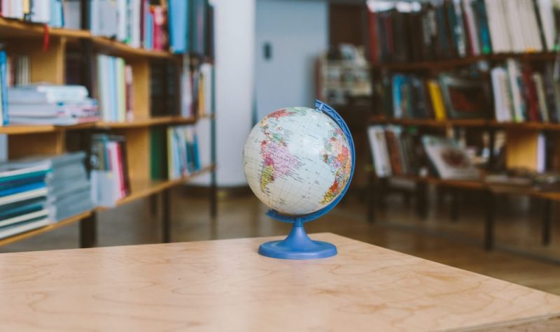 Un globe dans une bibliothèque