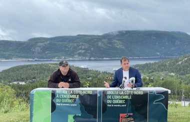 M. Yannick Morin Co-président de tourisme Côte-Nord (gauche) accompagné de M. Guillaume Tremblay porte-parole de Coalition Union 138 lors de la conférence de presse du 9 juillet dernier. Photo crédit: Journal HauteCôte-Nord