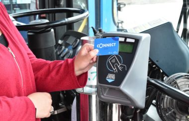 Une carte Connect Pass devant un lecteur du service de transport d'Orillia