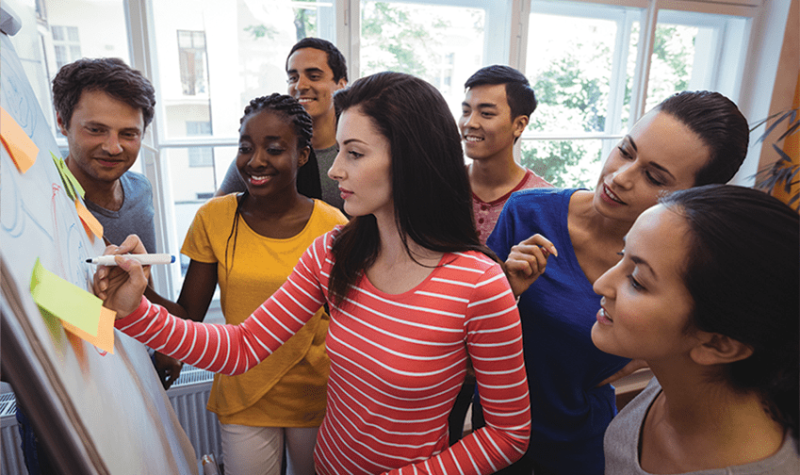 Des gens debout contemplant une femme qui écrit sur un tableau Des gens debout contemplant une femme qui écrit sur un tableau Des gens debout contemplant une femme qui écrit sur un tableau Des gens debout contemplant une femme qui écrit sur un tableau Des gens debout contemplant une femme qui écrit sur un tableau Des gens debout contemplant une femme qui écrit sur un tableau