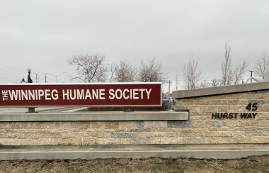 L'enseigne de l'Humane Society en blanc et rouge avec l'adresse mentionnée à droite.