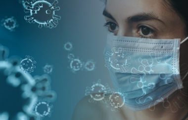 Une visage en angle d'une femme masquée accompagné d'un filtre bleu et des symboles représentant un virus..