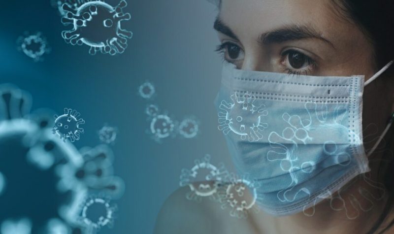 Une visage en angle d'une femme masquée accompagné d'un filtre bleu et des symboles représentant un virus..