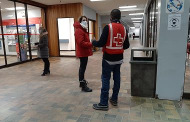 Les ressources de la Croix-Rouge seront installées dans le mur-écran afin de distribuer des documents d’information auprès des passants. Photo : Élizabeth Séguin