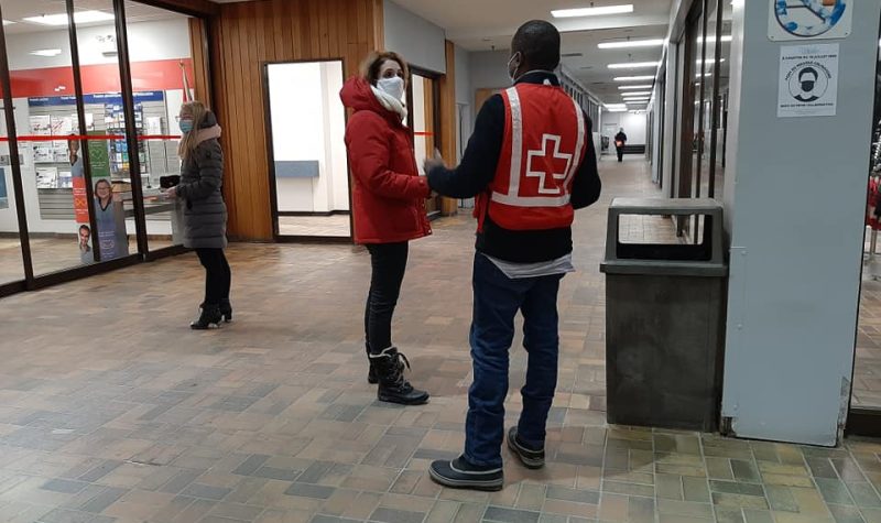 Les ressources de la Croix-Rouge seront installées dans le mur-écran afin de distribuer des documents d’information auprès des passants. Photo : Élizabeth Séguin