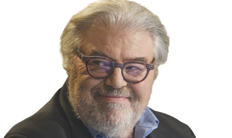 Donald Cuccioletta auteur portant lunettes , cheveux grisonnants et petit sourire