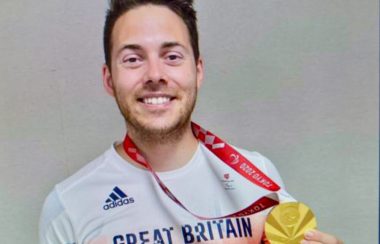 Jonathan Roach de Chéticamp avec sa médaille d'or.