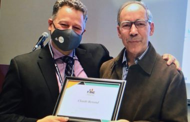 Deux hommes lors d'une présentation d'un certificat.