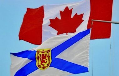 Les drapeaux du Canada et de la Nouvelle-Écosse sur des mats.