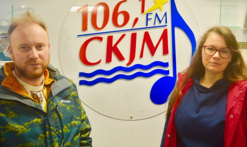 Romane et Mariia Souchko de Chéticamp sont originaires de l'Ukraine. Le couple invite les gens à se mobiliser en soutien au peuple ukrainien. (Photo: Daniel Aucoin)