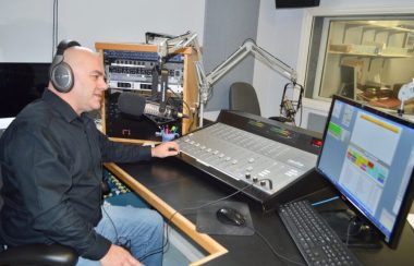 Robert LeBlanc au micro de Radio CKJM à Chéticamp.
