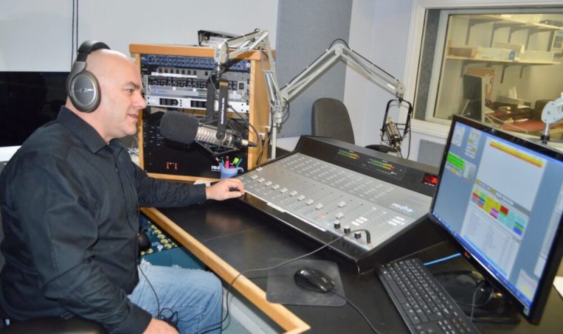 Robert LeBlanc au micro de Radio CKJM à Chéticamp.