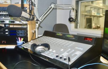 Une console, un micro et des écouteurs dans un studio de radio.