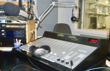 Un studio de radio communautaire.