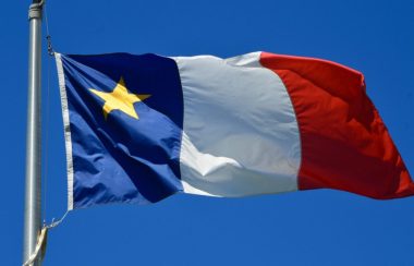 Un drapeau acadien aux couleurs bleu, blanc et rouge avec l'étoile jaune.