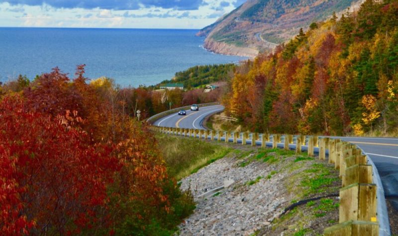 Route traversant là où la mer rencontre les montagnes dans un décor d'automne.