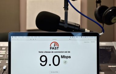 L'écran d'un ordinateur montre que la vitesse de connexion internet est de 9.0 mbps.