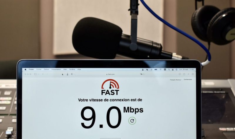 L'écran d'un ordinateur montre que la vitesse de connexion internet est de 9.0 mbps.