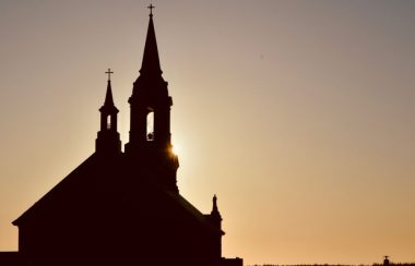 Une église en roches photographiée lors du coucher de soleil.