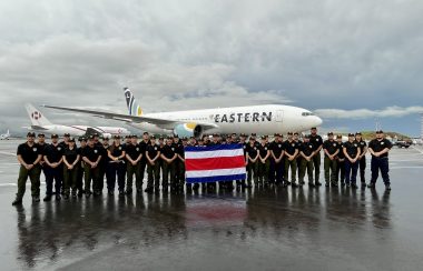 El grupo de 42 bomberos costarricenses que viajaron a Alberta para ayudar en el combate de incendios forestales.