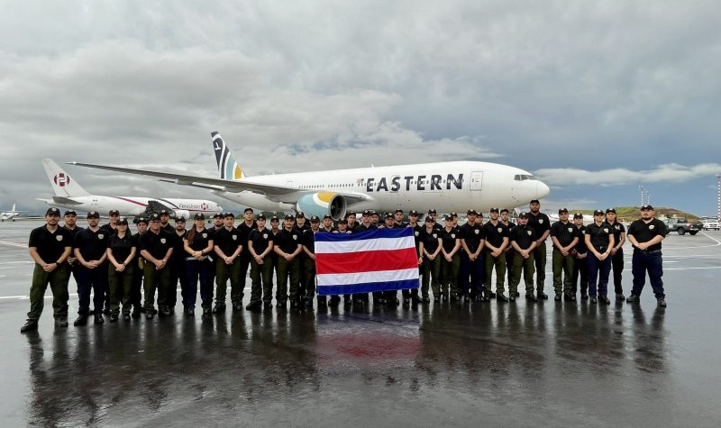 El grupo de 42 bomberos costarricenses que viajaron a Alberta para ayudar en el combate de incendios forestales.