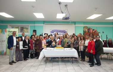 Foto de grupo en una capilla