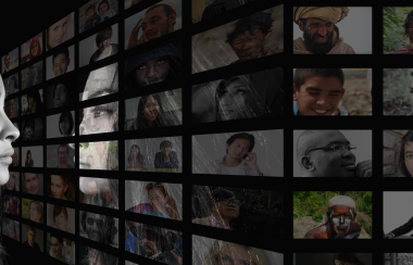 Un rostro de una mujer mirando una pantalla con decenas de rostros
