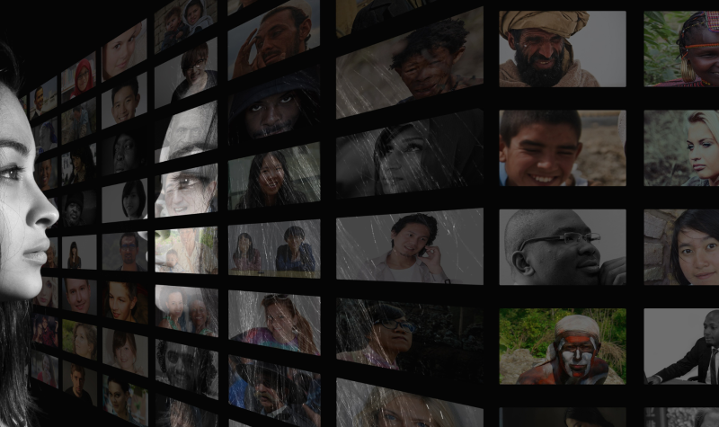 Un rostro de una mujer mirando una pantalla con decenas de rostros