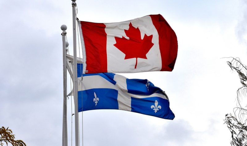 Drpeaux canadien et québécois qui flottent au vent