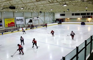 Équipe de hockey à l'oeuvre dans un centre sportif à Boucherville.
