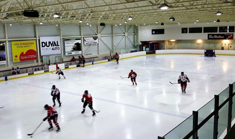 Équipe de hockey à l'oeuvre dans un centre sportif à Boucherville.