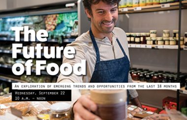 Commis dans un magasin de nutrition devant une table d'aliments avec le titre de la présentation et les informations sur l'évènement.