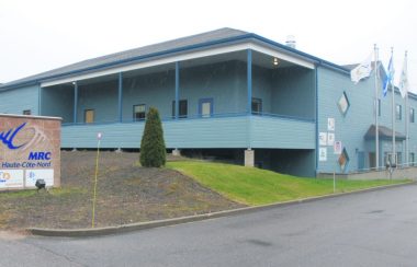 Bâtisse bleue, vue de l'extérieur avec une affiche devant inscrivant: MRC Haute-Côte-Nord.