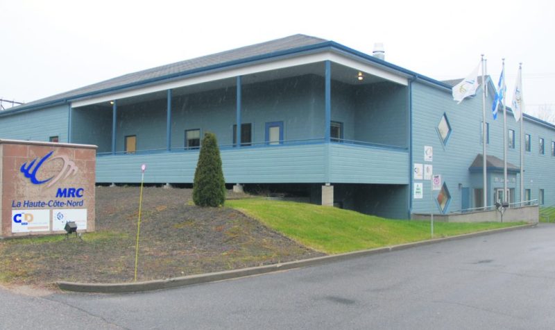 Bâtisse bleue, vue de l'extérieur avec une affiche devant inscrivant: MRC Haute-Côte-Nord.