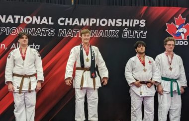 Le Fermontois Jean-David Bouchard (à gauche) et Matys Rainville de Drummondville (au centre) sont montés sur le podium aux Championnats Élite 2022. Photo : Judo Manitoba