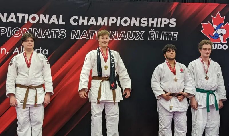 Le Fermontois Jean-David Bouchard (à gauche) et Matys Rainville de Drummondville (au centre) sont montés sur le podium aux Championnats Élite 2022. Photo : Judo Manitoba