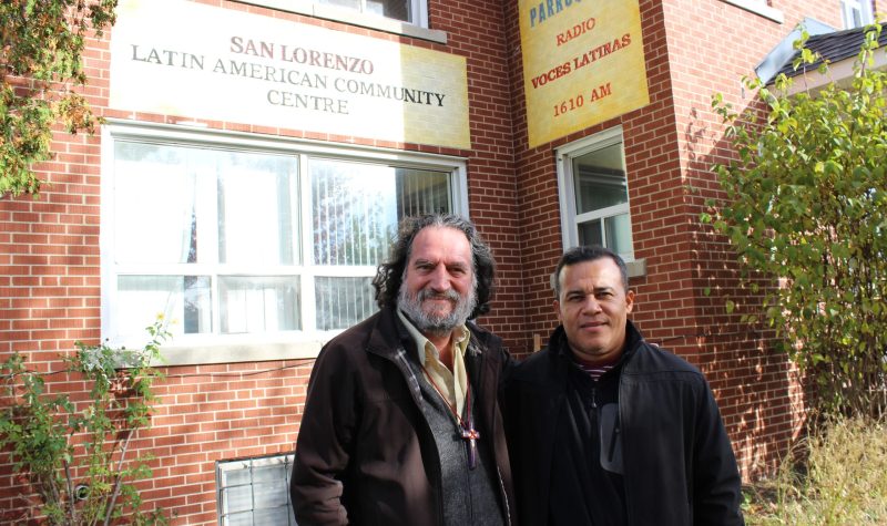 Dos personas al frente de las instalaciones de estación de radio.