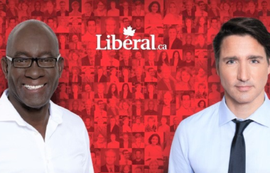 À gauche, Monsieur Emmanuel Dubourg vêtue d'une chemise blanche, et à droite, Monsieur Justin Trudeau vêtue d'une cravate noire sur une chemise bleue.