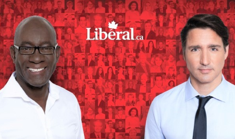 À gauche, Monsieur Emmanuel Dubourg vêtue d'une chemise blanche, et à droite, Monsieur Justin Trudeau vêtue d'une cravate noire sur une chemise bleue.