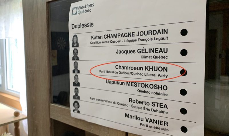 Une feuille à l'apparence d'un bulletin de vote présente 6 candidats dont un, Chamroeun Khuon, est encerclé en rouge.