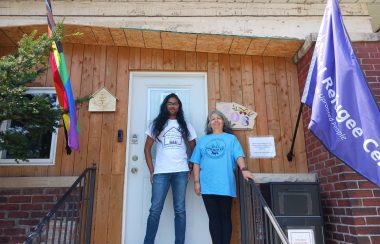 Miembros del FCJ Refugee Centre, en el frente del centro.