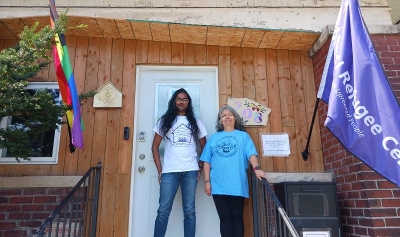 Miembros del FCJ Refugee Centre, en el frente del centro.