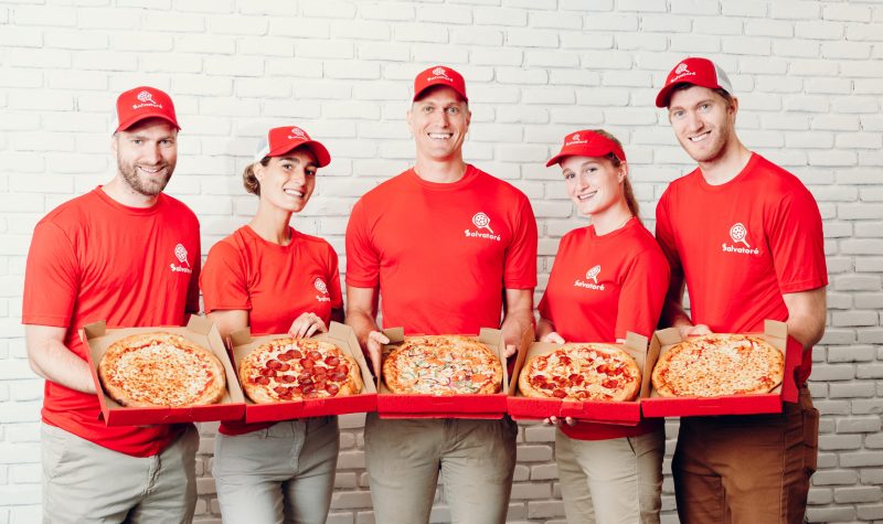 5 personnes avec des pizzas à la main